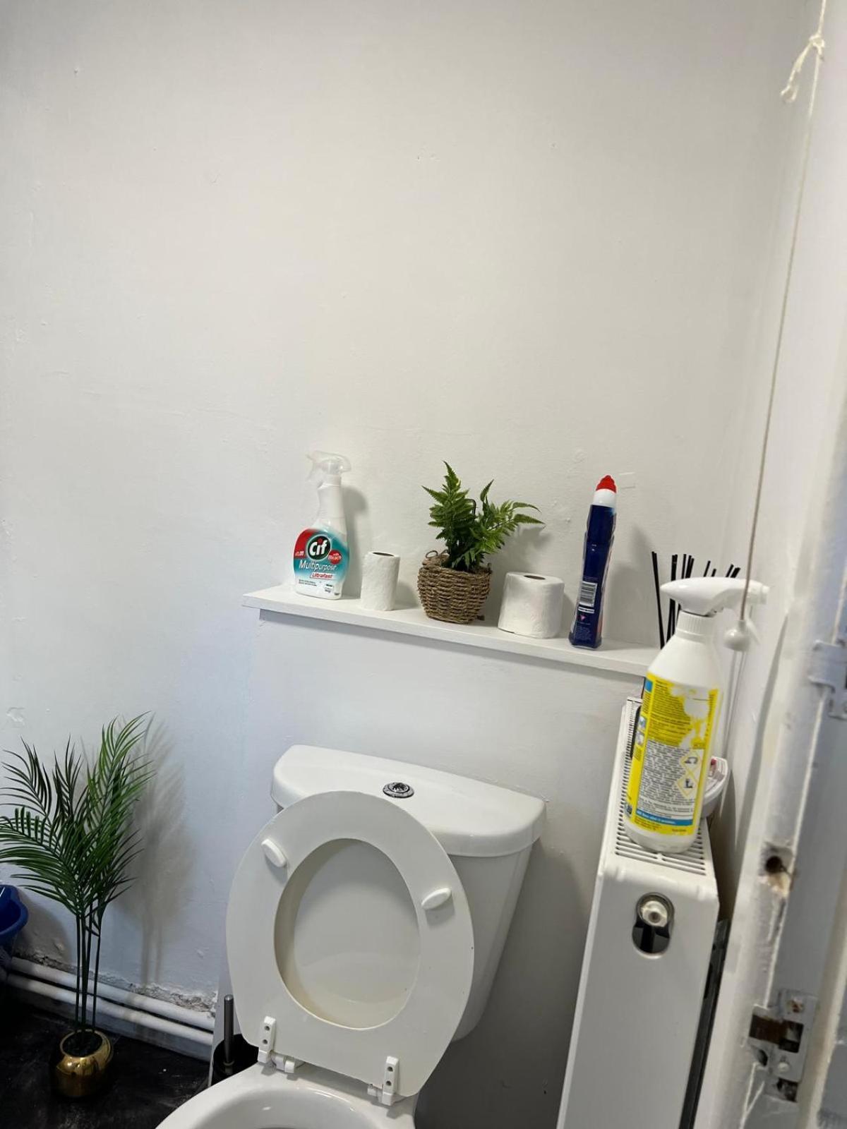 Lovely Room Within 5 Mins Walk To Stoke Train Station With Double And Single Room Extérieur photo