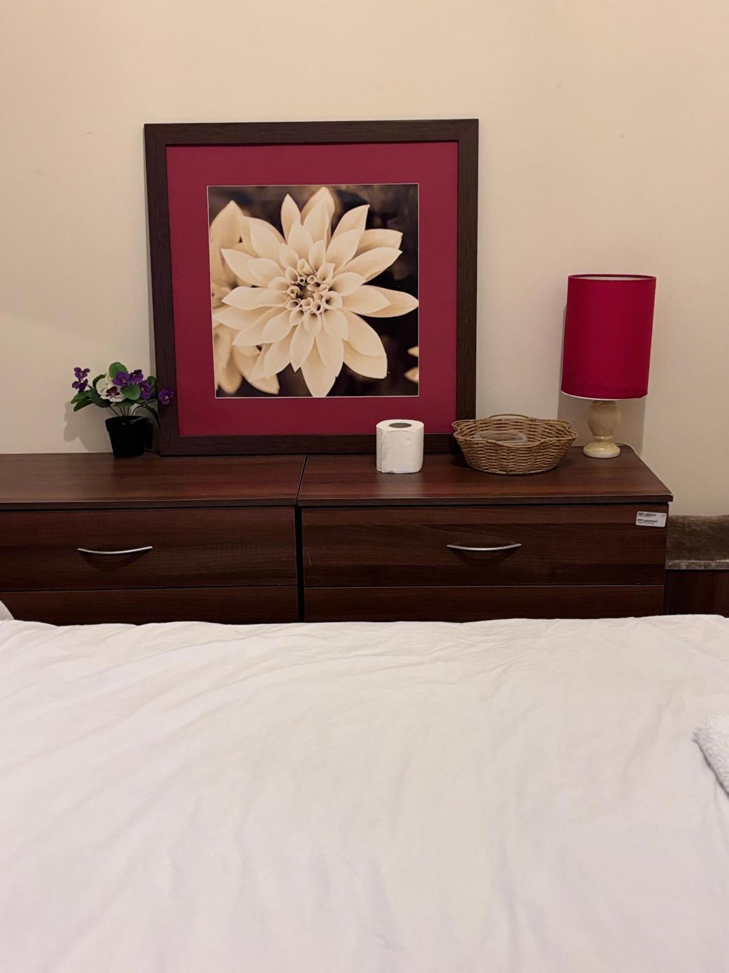 Lovely Room Within 5 Mins Walk To Stoke Train Station With Double And Single Room Extérieur photo