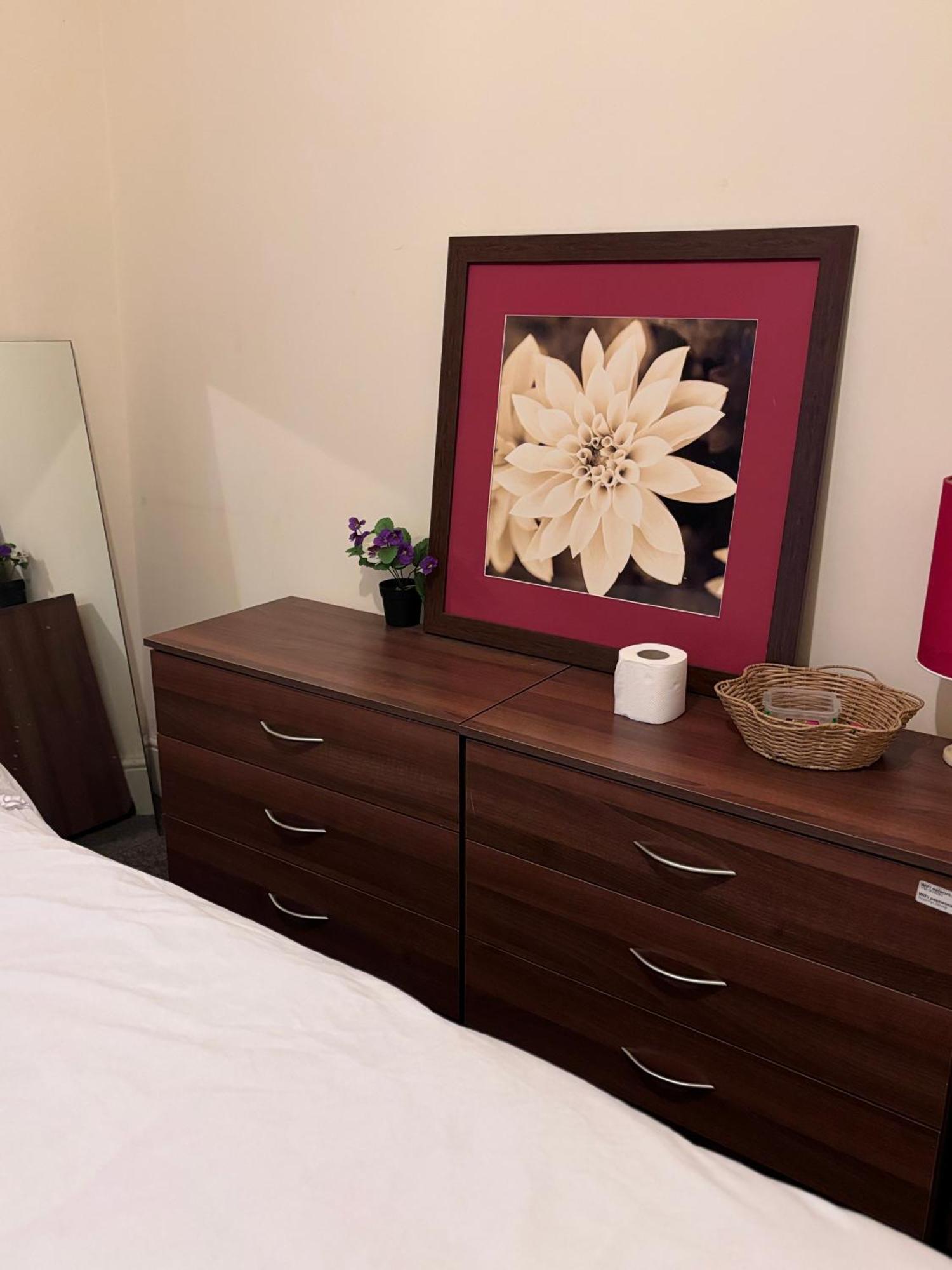 Lovely Room Within 5 Mins Walk To Stoke Train Station With Double And Single Room Extérieur photo
