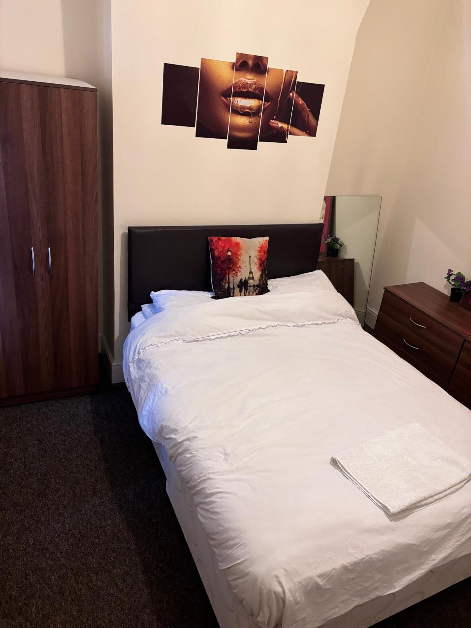 Lovely Room Within 5 Mins Walk To Stoke Train Station With Double And Single Room Extérieur photo