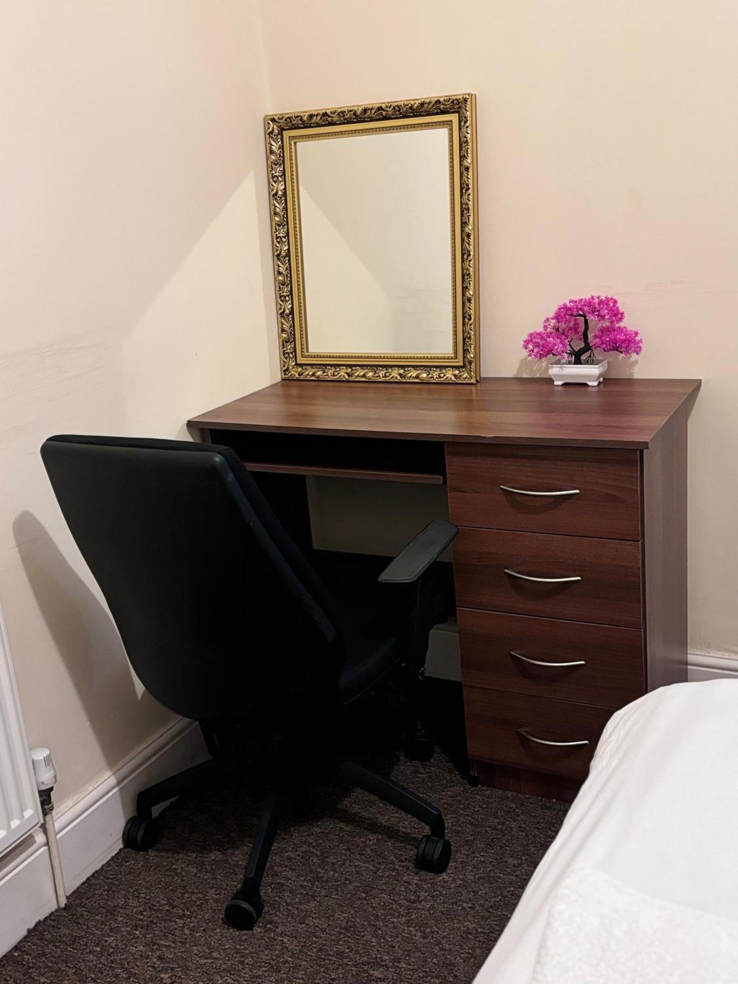 Lovely Room Within 5 Mins Walk To Stoke Train Station With Double And Single Room Extérieur photo