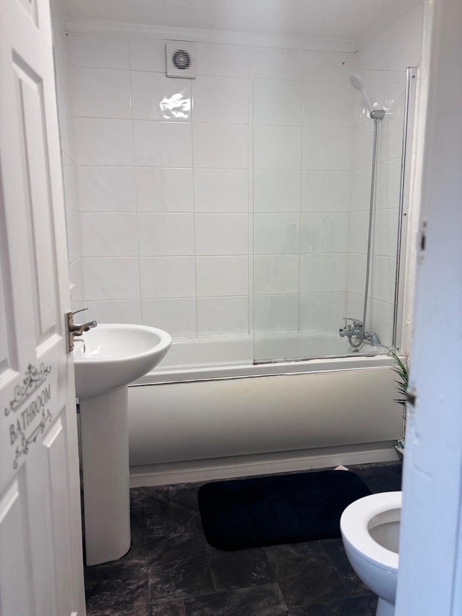 Lovely Room Within 5 Mins Walk To Stoke Train Station With Double And Single Room Extérieur photo